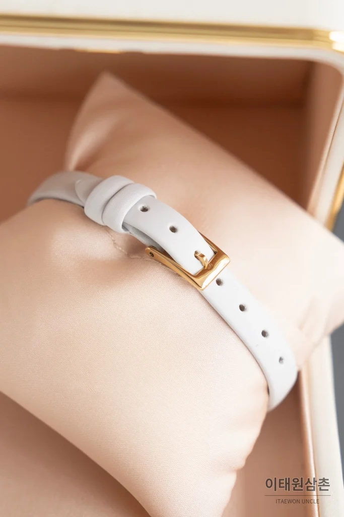 부쉐론 세르펭 보헴 자개다이얼 모이사나이트 쿼츠 워치 23mm 화이트 러버 스트랩 골드 베젤