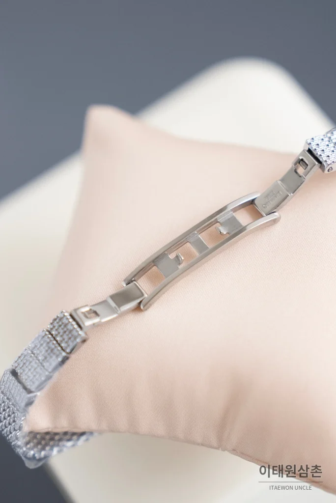 부쉐론 세르펭 보헴 실버베젤 화이트다이얼 쿼츠 워치 23mm