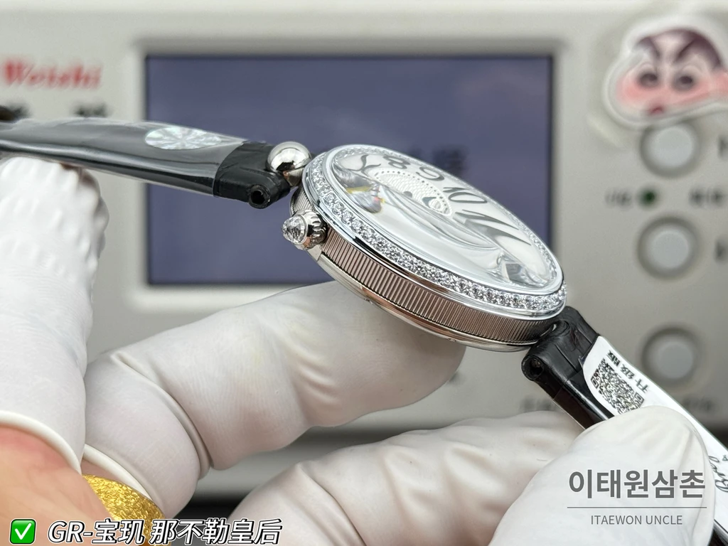 브레게 레인 드 네이플 실버 크리스탈 베젤 화이트 다이얼 블랙 스트랩 시계 36mm