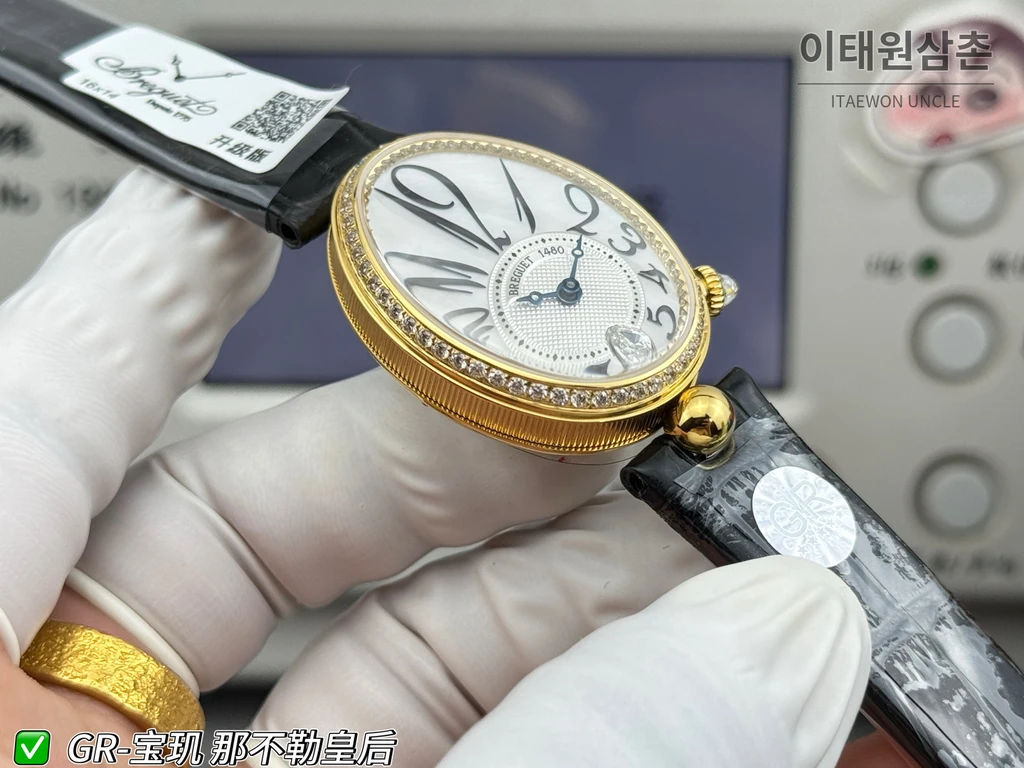브레게 레인 드 네이플 옐로우골드톤 크리스탈 베젤 화이트 다이얼 블랙 스트랩 시계 36mm