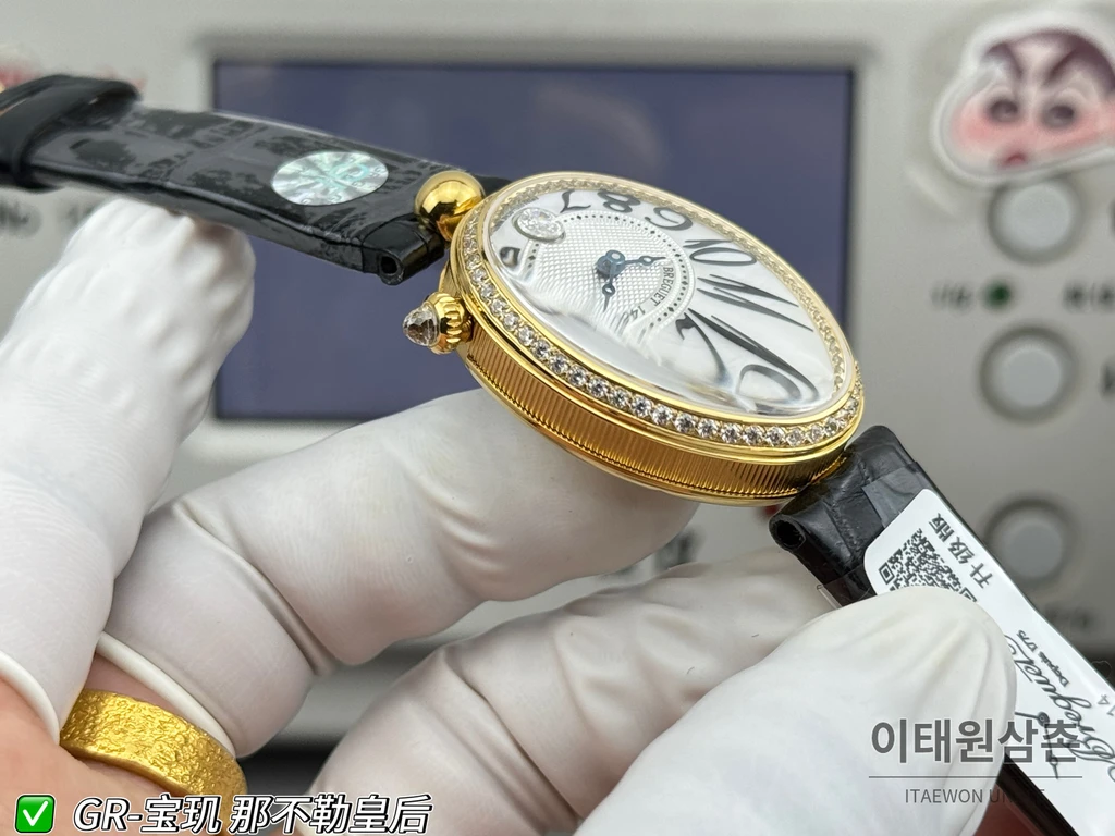 브레게 레인 드 네이플 옐로우골드톤 크리스탈 베젤 화이트 다이얼 블랙 스트랩 시계 36mm