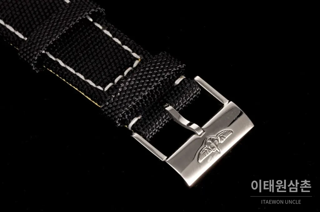 브라이틀링 어벤저 B01 스틸 크로노그래프 오토매틱 45mm 블루 다이얼 블랙 러버 스트랩