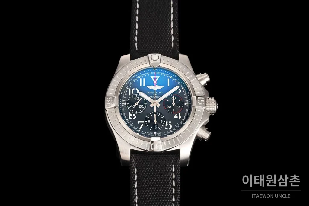 브라이틀링 어벤저 B01 스틸 크로노그래프 오토매틱 45mm 블루 다이얼 블랙 러버 스트랩
