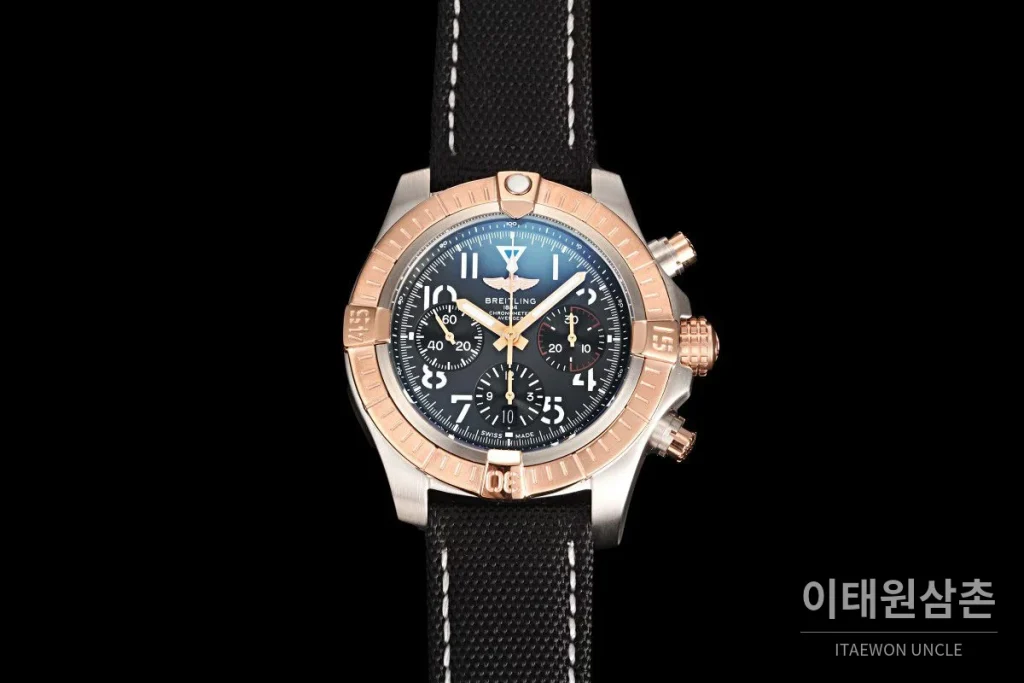 브라이틀링 어벤저 B01 스틸 크로노그래프 오토매틱 45mm 블루 다이얼 블랙 러버 스트랩 로즈골드 베젤