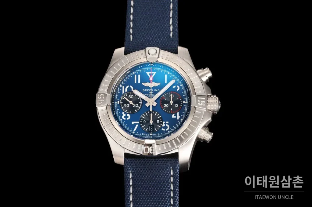 브라이틀링 어벤저 B01 스틸 크로노그래프 오토매틱 45mm 블루 다이얼 네이비 나일론 스트랩