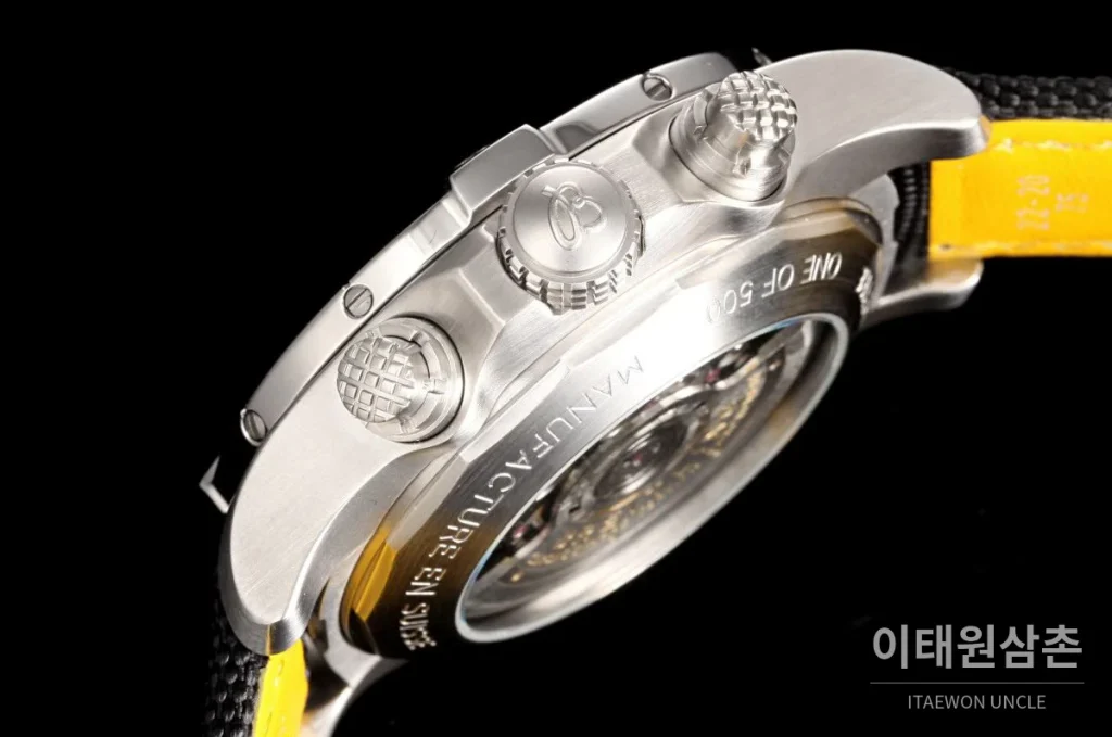 브라이틀링 어벤저 B01 스틸 크로노그래프 오토매틱 45mm 블루 다이얼 블랙 러버 스트랩