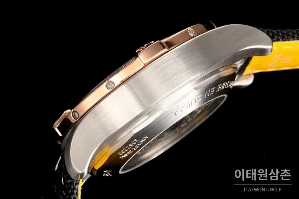 브라이틀링 어벤저 B01 스틸 크로노그래프 오토매틱 45mm 블루 다이얼 블랙 러버 스트랩 로즈골드 베젤