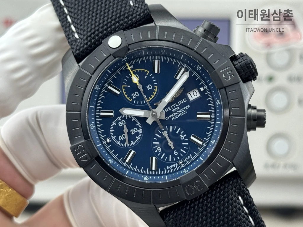 브라이틀링 어벤저 블랙다이얼 크로노그래프 오토매틱 45mm