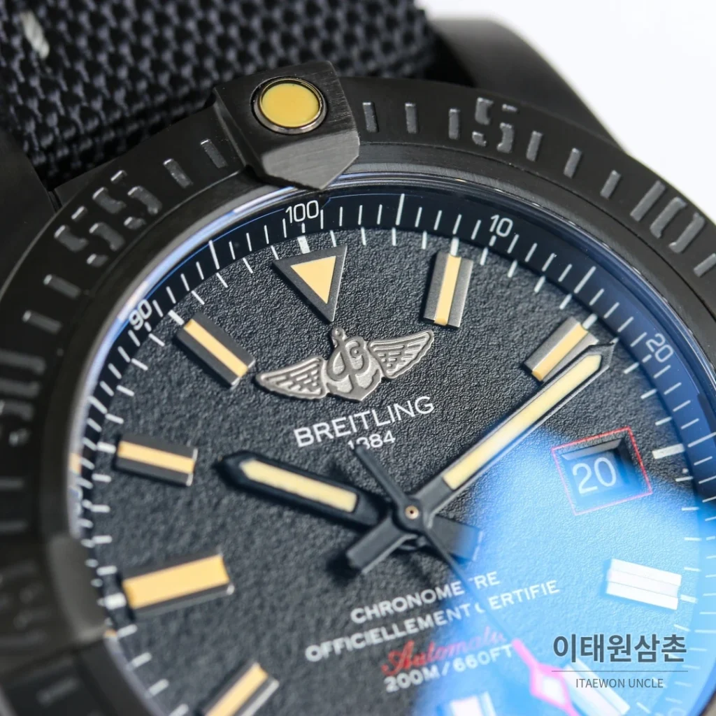 브라이틀링 어벤저 블랙버드 오토매틱 44mm