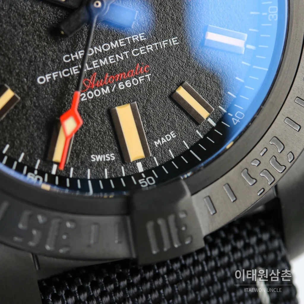 브라이틀링 어벤저 블랙버드 오토매틱 44mm