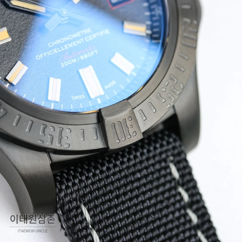 브라이틀링 어벤저 블랙버드 오토매틱 44mm