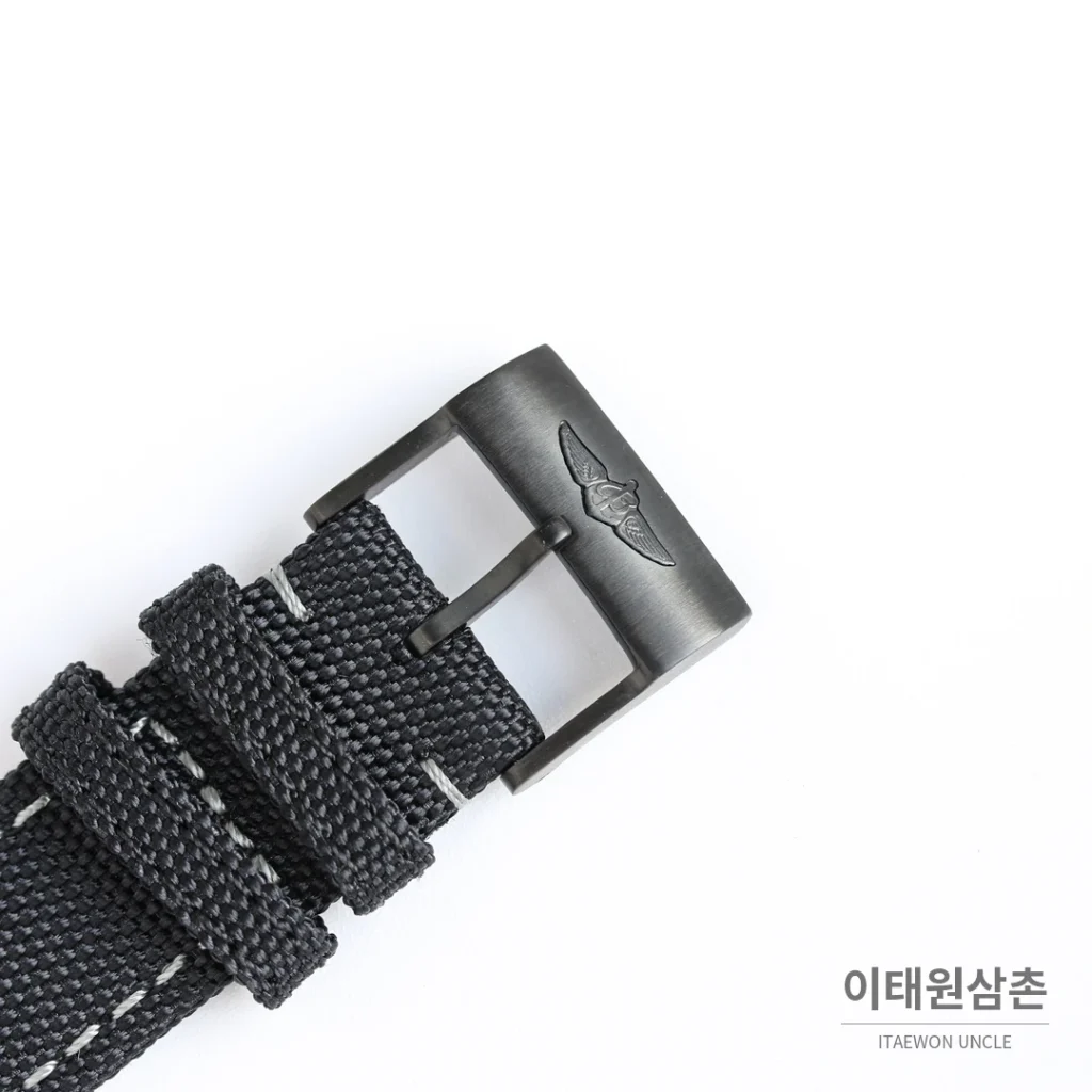 브라이틀링 어벤저 블랙버드 오토매틱 44mm