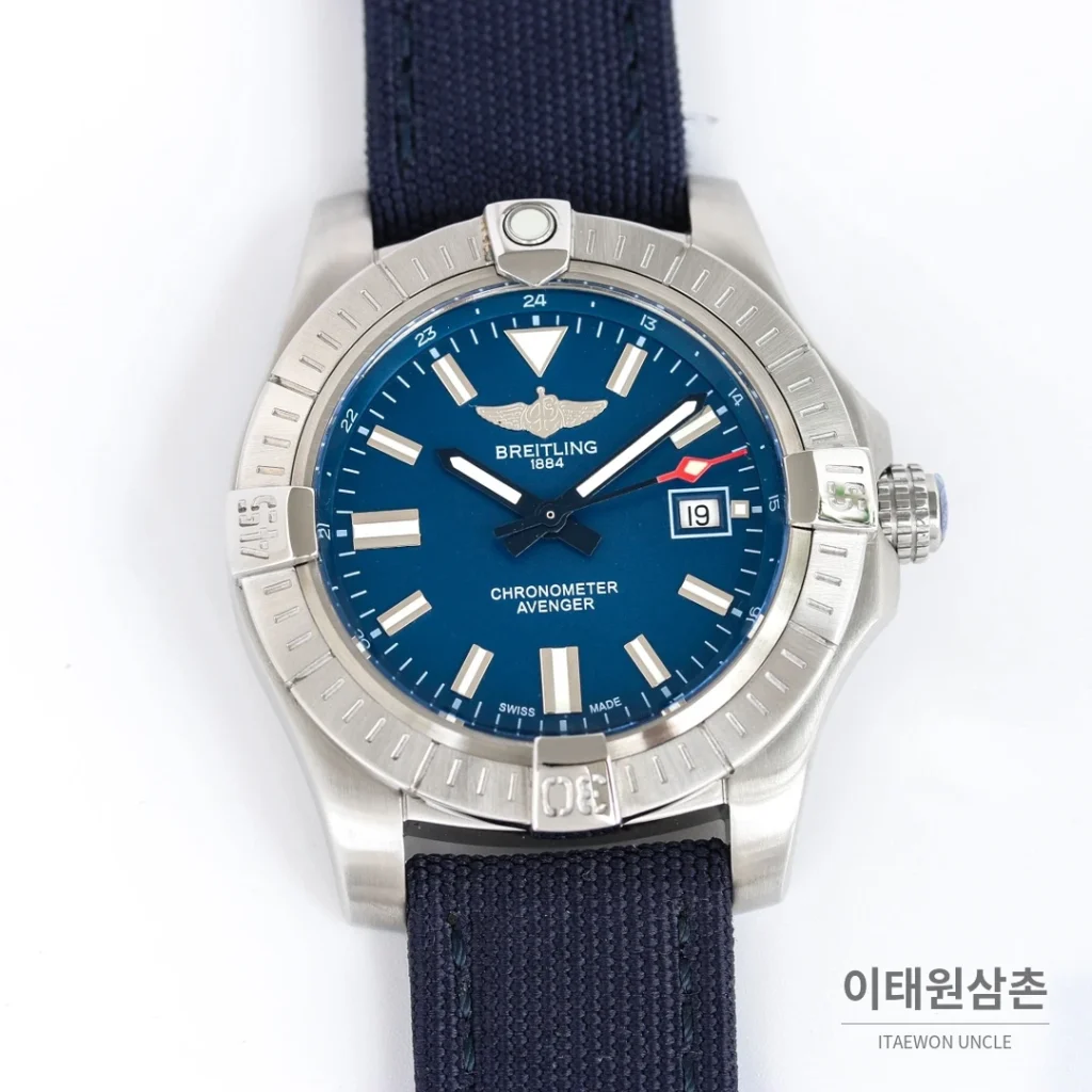 브라이틀링 어벤저 블랙버드 티타늄 오토매틱 44mm 블루 다이얼 네이비 나일론 스트랩 (2)