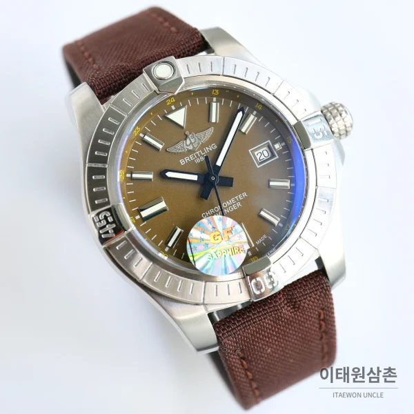 브라이틀링 어벤저 블랙버드 티타늄 오토매틱 44mm 브라운 다이얼 브라운 나일론 스트랩 브라이틀링 어벤저 블랙버드 티타늄 오토매틱 44mm 브라운 다이얼 브라운 나일론 스트랩