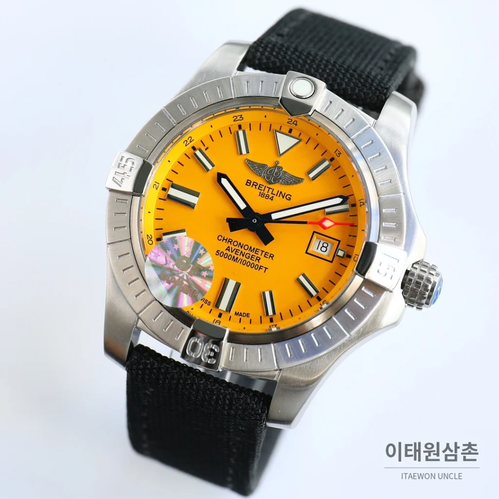 브라이틀링 어벤저 블랙버드 티타늄 오토매틱 44mm 옐로우 다이얼 블랙 나일론 스트랩