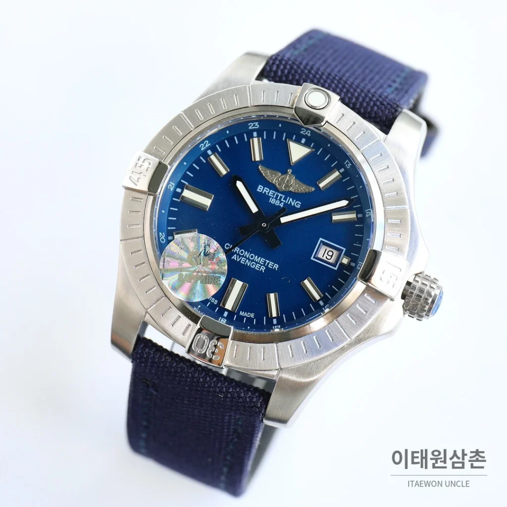 브라이틀링 어벤저 블랙버드 티타늄 오토매틱 44mm 블루 다이얼 네이비 나일론 스트랩