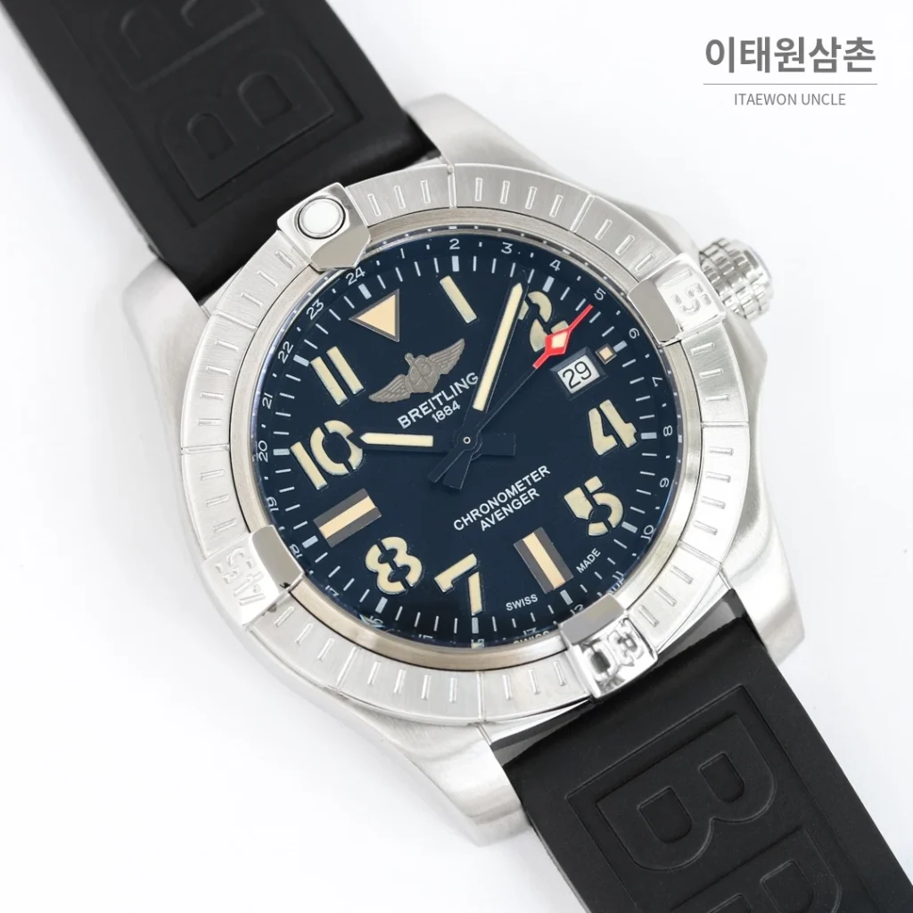 브라이틀링 어벤저 블랙버드 티타늄 오토매틱 44mm 네이비 다이얼 블랙 러버 스트랩