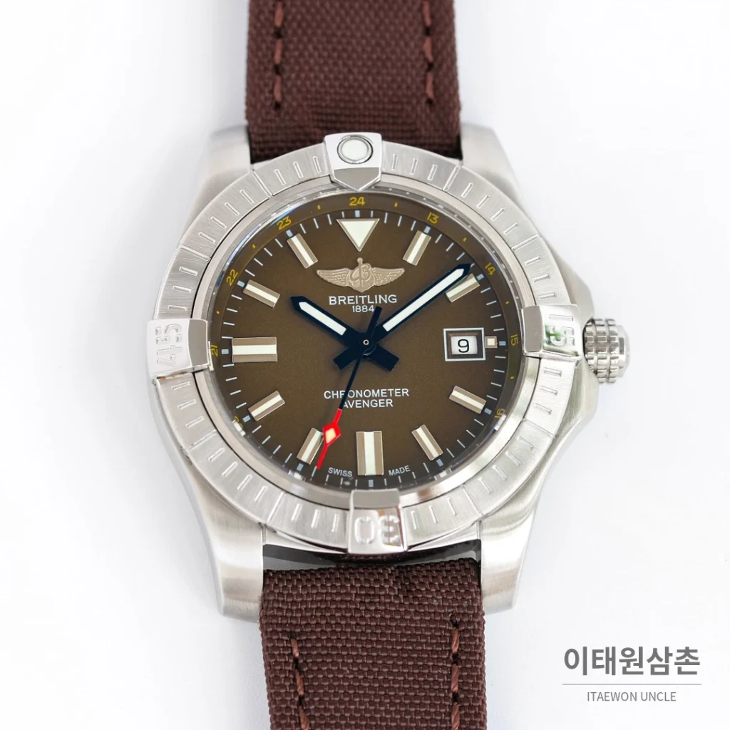 브라이틀링 어벤저 블랙버드 티타늄 오토매틱 44mm 브라운 다이얼 브라운 나일론 스트랩 (2)