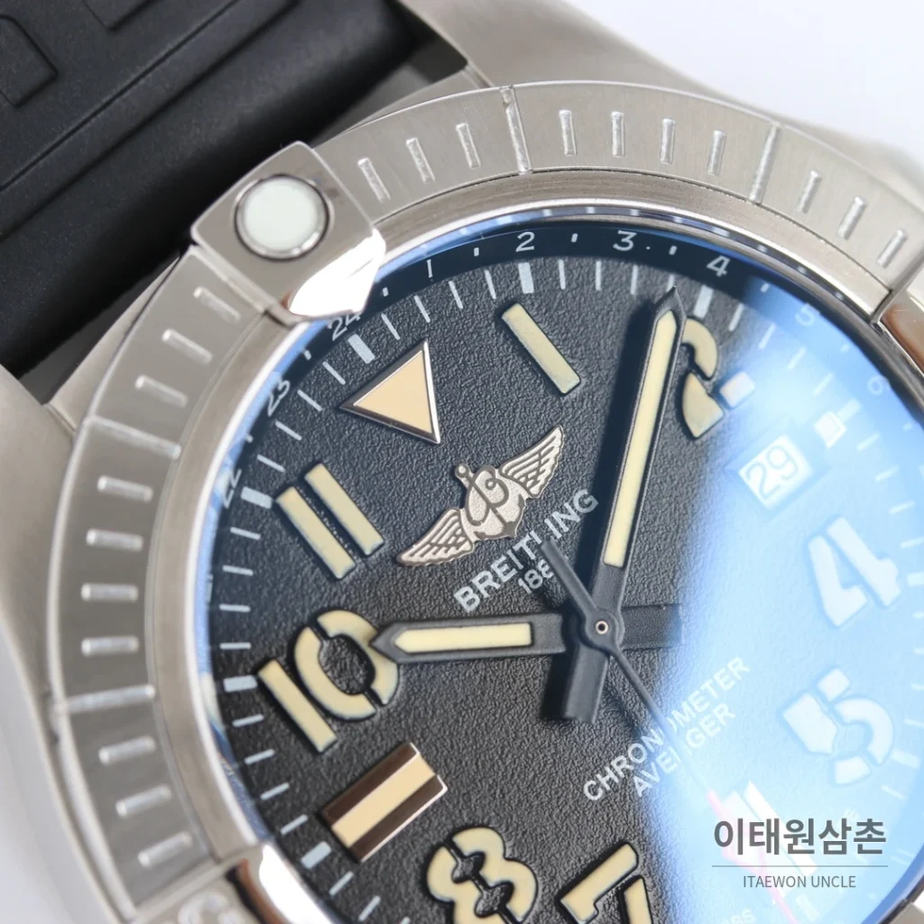 브라이틀링 어벤저 블랙버드 티타늄 오토매틱 44mm 네이비 다이얼 블랙 러버 스트랩