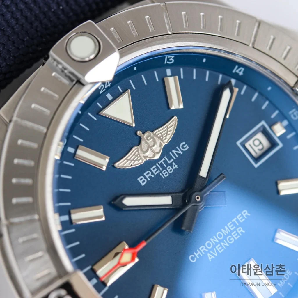 브라이틀링 어벤저 블랙버드 티타늄 오토매틱 44mm 블루 다이얼 네이비 나일론 스트랩 (2)
