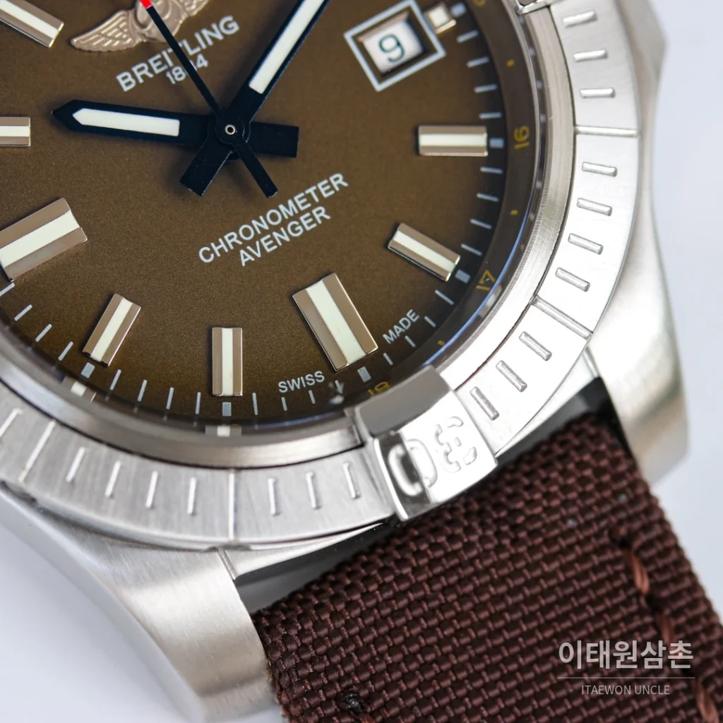 브라이틀링 어벤저 블랙버드 티타늄 오토매틱 44mm 브라운 다이얼 브라운 나일론 스트랩 (2)