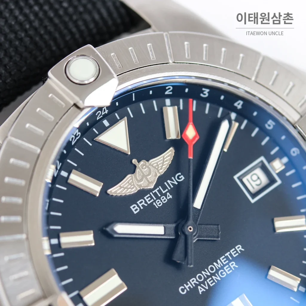 브라이틀링 어벤저 블랙버드 티타늄 오토매틱 44mm 네이비 다이얼 블랙 나일론 스트랩