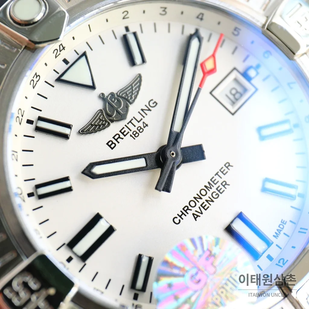 브라이틀링 어벤저 블랙버드 티타늄 오토매틱 44mm 화이트 다이얼 블랙 러버 스트랩