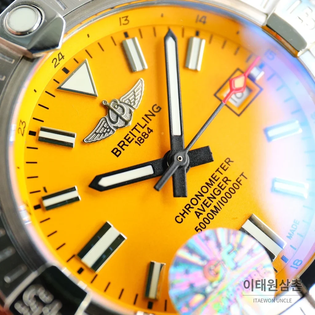 브라이틀링 어벤저 블랙버드 티타늄 오토매틱 44mm 옐로우 다이얼 블랙 나일론 스트랩