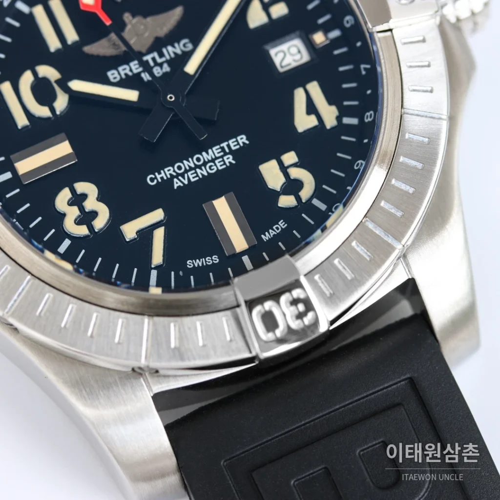 브라이틀링 어벤저 블랙버드 티타늄 오토매틱 44mm 네이비 다이얼 블랙 러버 스트랩