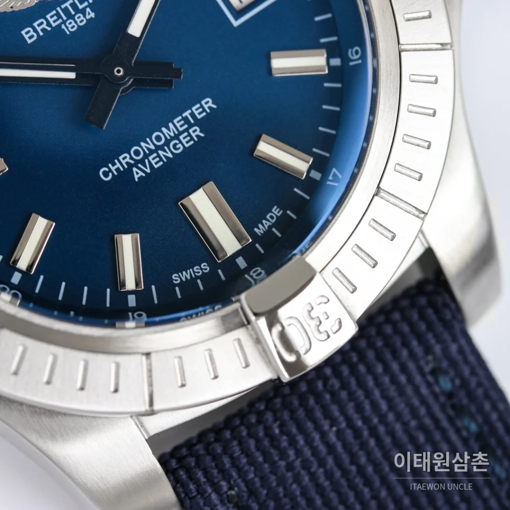 브라이틀링 어벤저 블랙버드 티타늄 오토매틱 44mm 블루 다이얼 네이비 나일론 스트랩 (2)