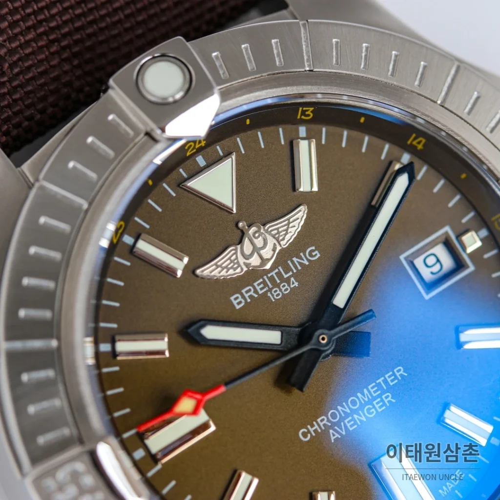 브라이틀링 어벤저 블랙버드 티타늄 오토매틱 44mm 브라운 다이얼 브라운 나일론 스트랩 (2)