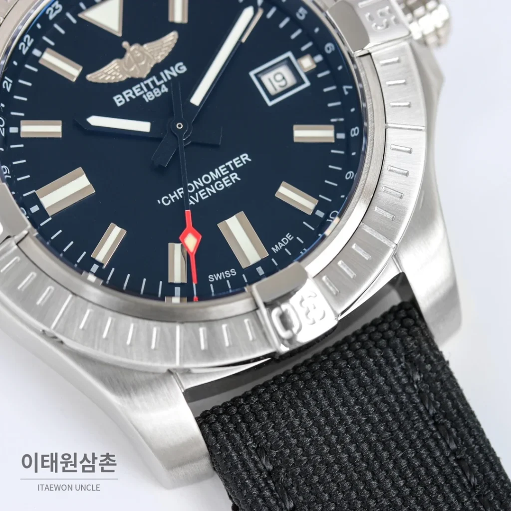 브라이틀링 어벤저 블랙버드 티타늄 오토매틱 44mm 네이비 다이얼 블랙 나일론 스트랩