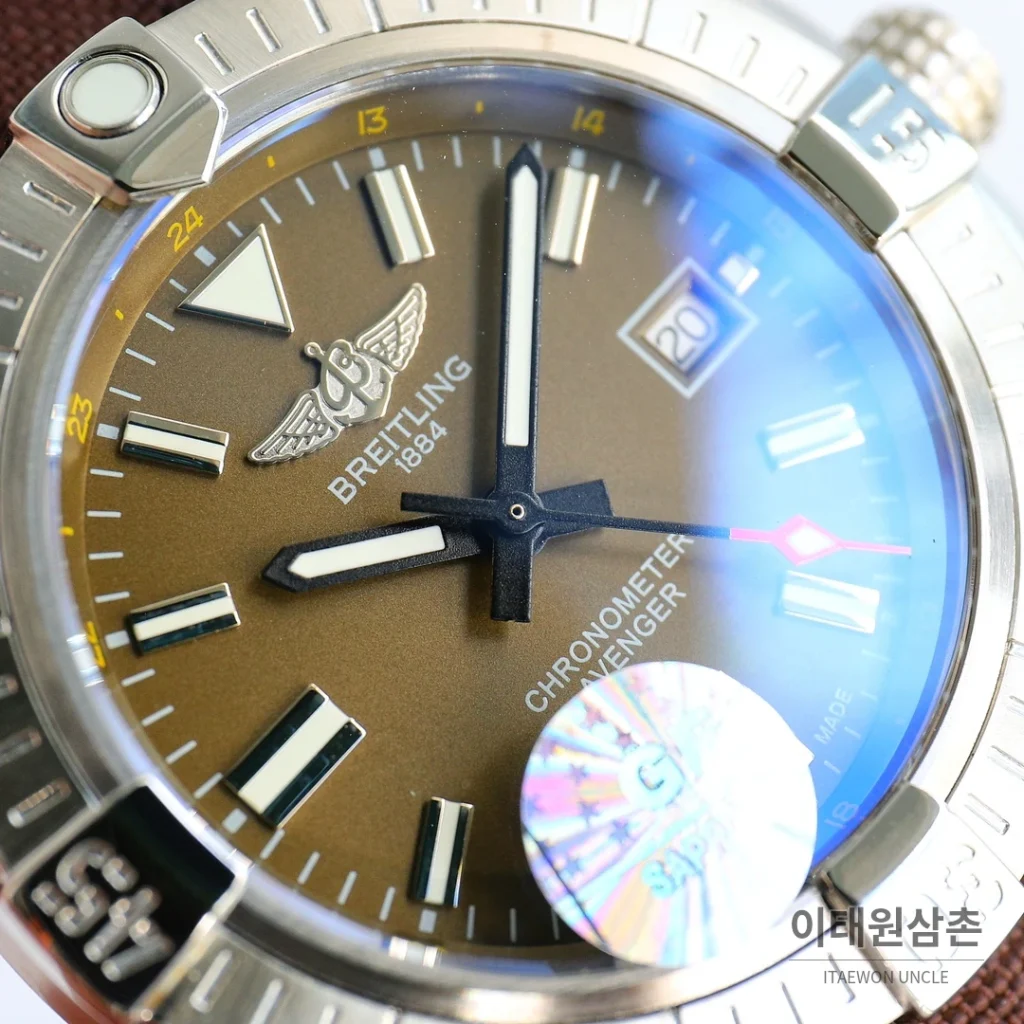 브라이틀링 어벤저 블랙버드 티타늄 오토매틱 44mm 브라운 다이얼 브라운 나일론 스트랩