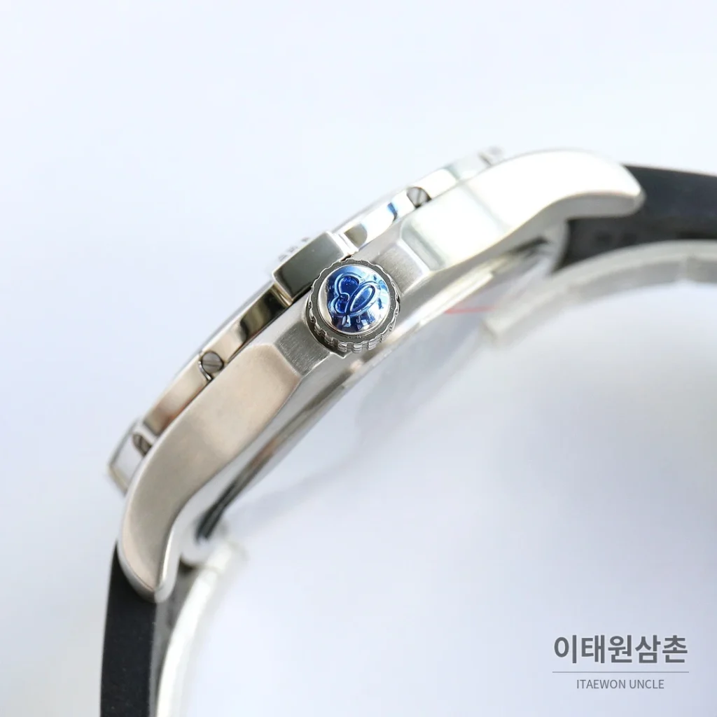 브라이틀링 어벤저 블랙버드 티타늄 오토매틱 44mm 화이트 다이얼 블랙 러버 스트랩