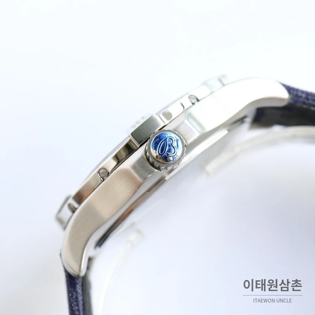 브라이틀링 어벤저 블랙버드 티타늄 오토매틱 44mm 블루 다이얼 네이비 나일론 스트랩