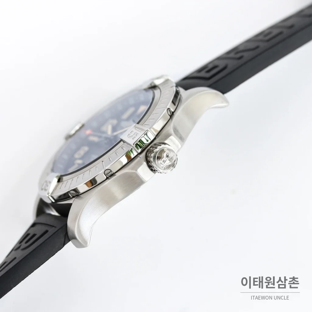 브라이틀링 어벤저 블랙버드 티타늄 오토매틱 44mm 네이비 다이얼 블랙 러버 스트랩