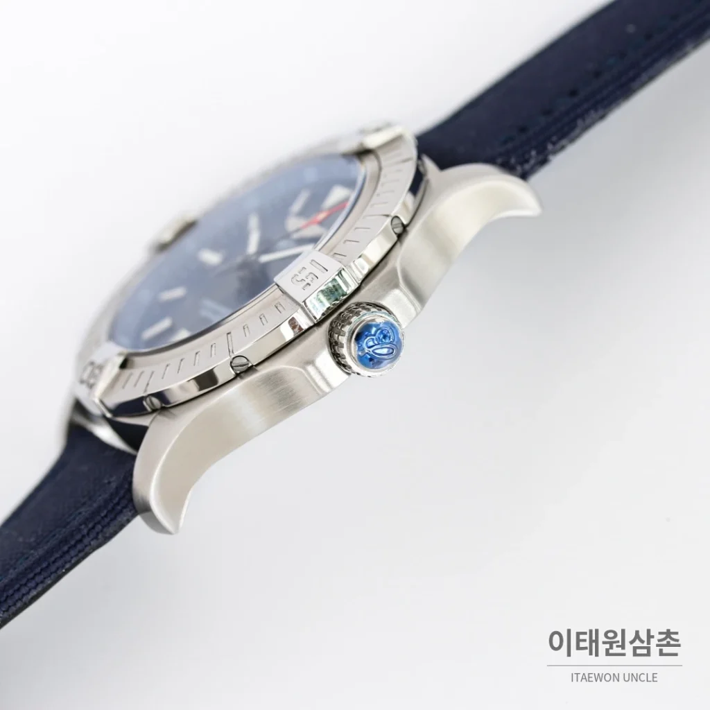브라이틀링 어벤저 블랙버드 티타늄 오토매틱 44mm 블루 다이얼 네이비 나일론 스트랩 (2)