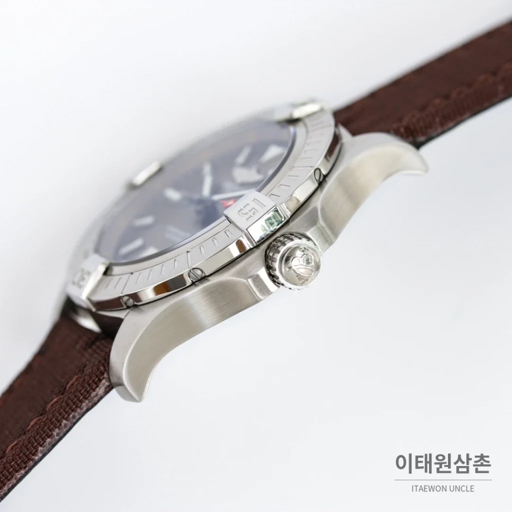 브라이틀링 어벤저 블랙버드 티타늄 오토매틱 44mm 브라운 다이얼 브라운 나일론 스트랩 (2)