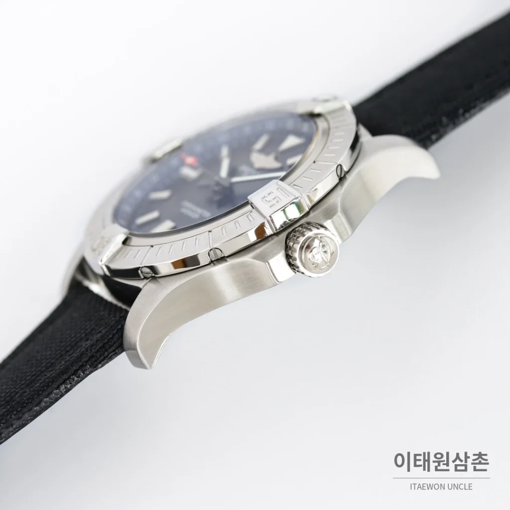브라이틀링 어벤저 블랙버드 티타늄 오토매틱 44mm 네이비 다이얼 블랙 나일론 스트랩