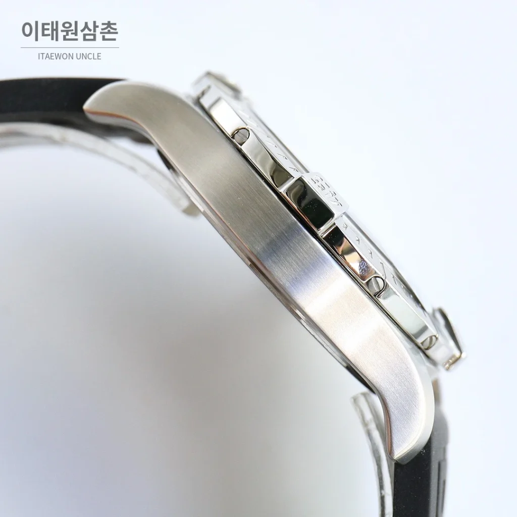 브라이틀링 어벤저 블랙버드 티타늄 오토매틱 44mm 화이트 다이얼 블랙 러버 스트랩
