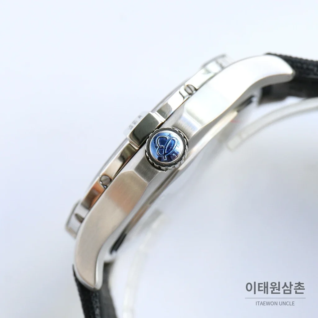 브라이틀링 어벤저 블랙버드 티타늄 오토매틱 44mm 옐로우 다이얼 블랙 나일론 스트랩