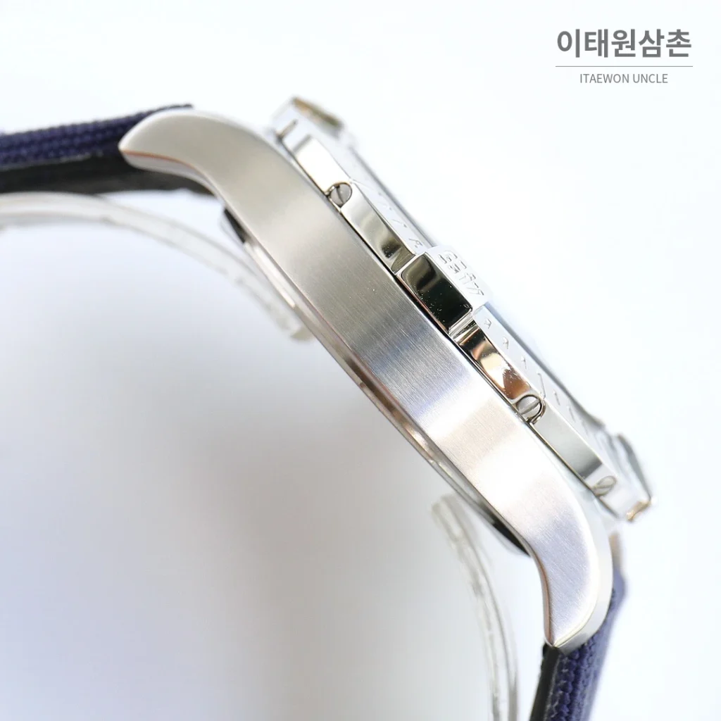 브라이틀링 어벤저 블랙버드 티타늄 오토매틱 44mm 블루 다이얼 네이비 나일론 스트랩