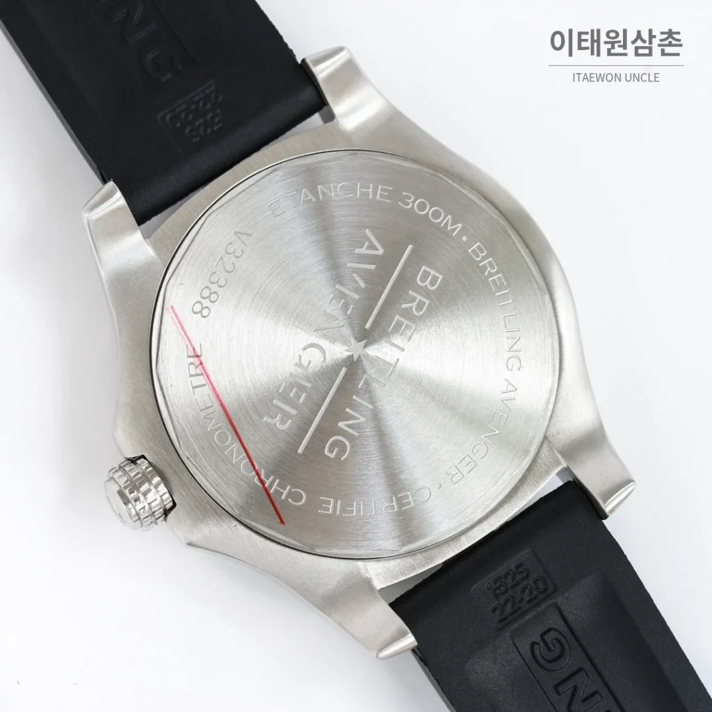 브라이틀링 어벤저 블랙버드 티타늄 오토매틱 44mm 네이비 다이얼 블랙 러버 스트랩