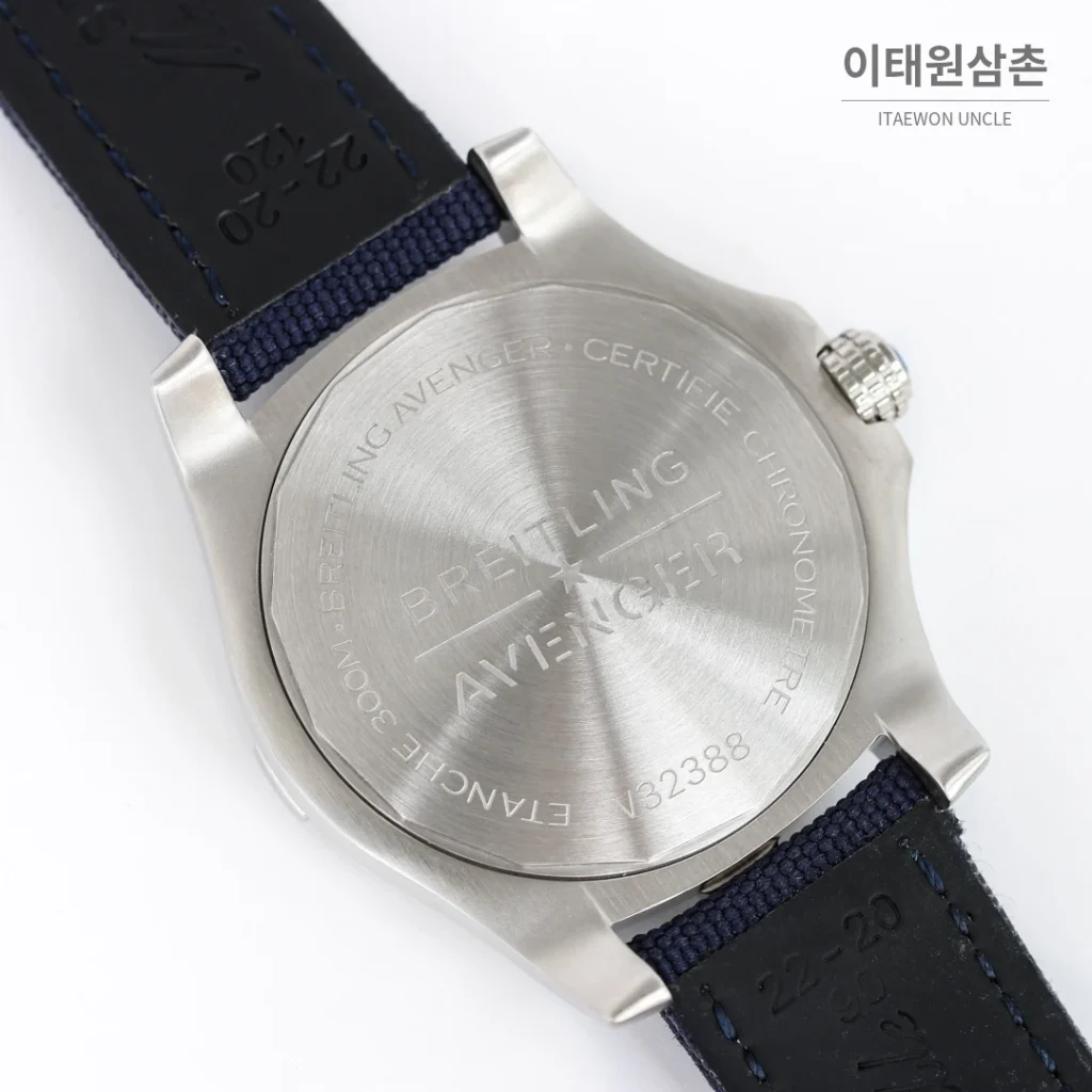 브라이틀링 어벤저 블랙버드 티타늄 오토매틱 44mm 블루 다이얼 네이비 나일론 스트랩 (2)