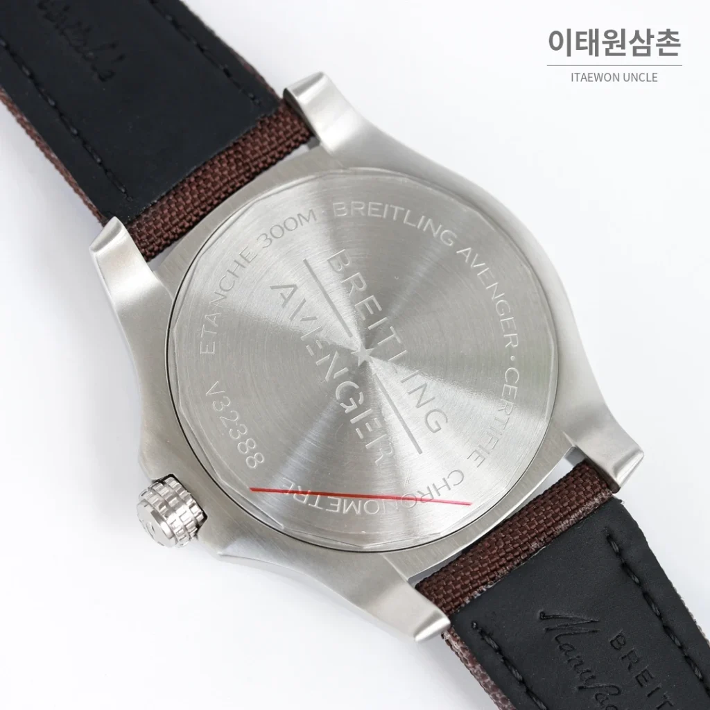 브라이틀링 어벤저 블랙버드 티타늄 오토매틱 44mm 브라운 다이얼 브라운 나일론 스트랩 (2)