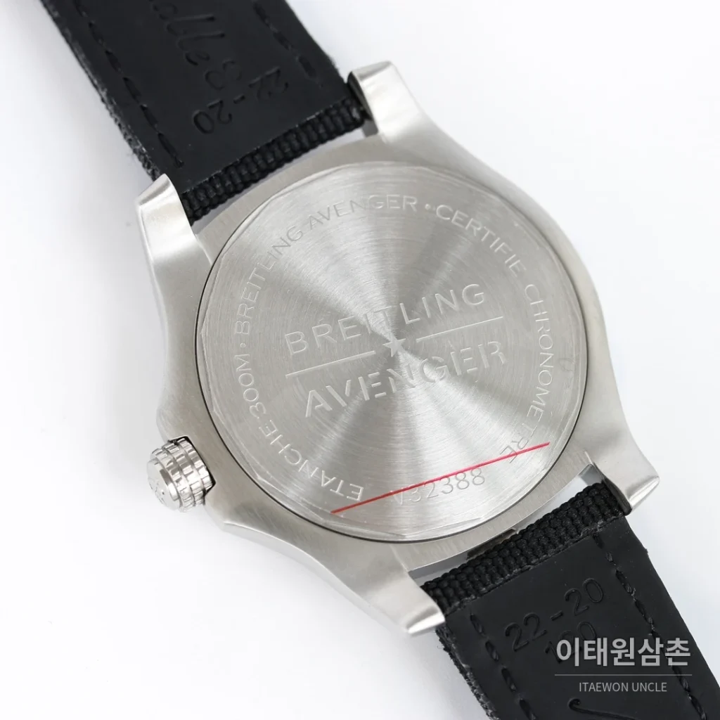 브라이틀링 어벤저 블랙버드 티타늄 오토매틱 44mm 네이비 다이얼 블랙 나일론 스트랩