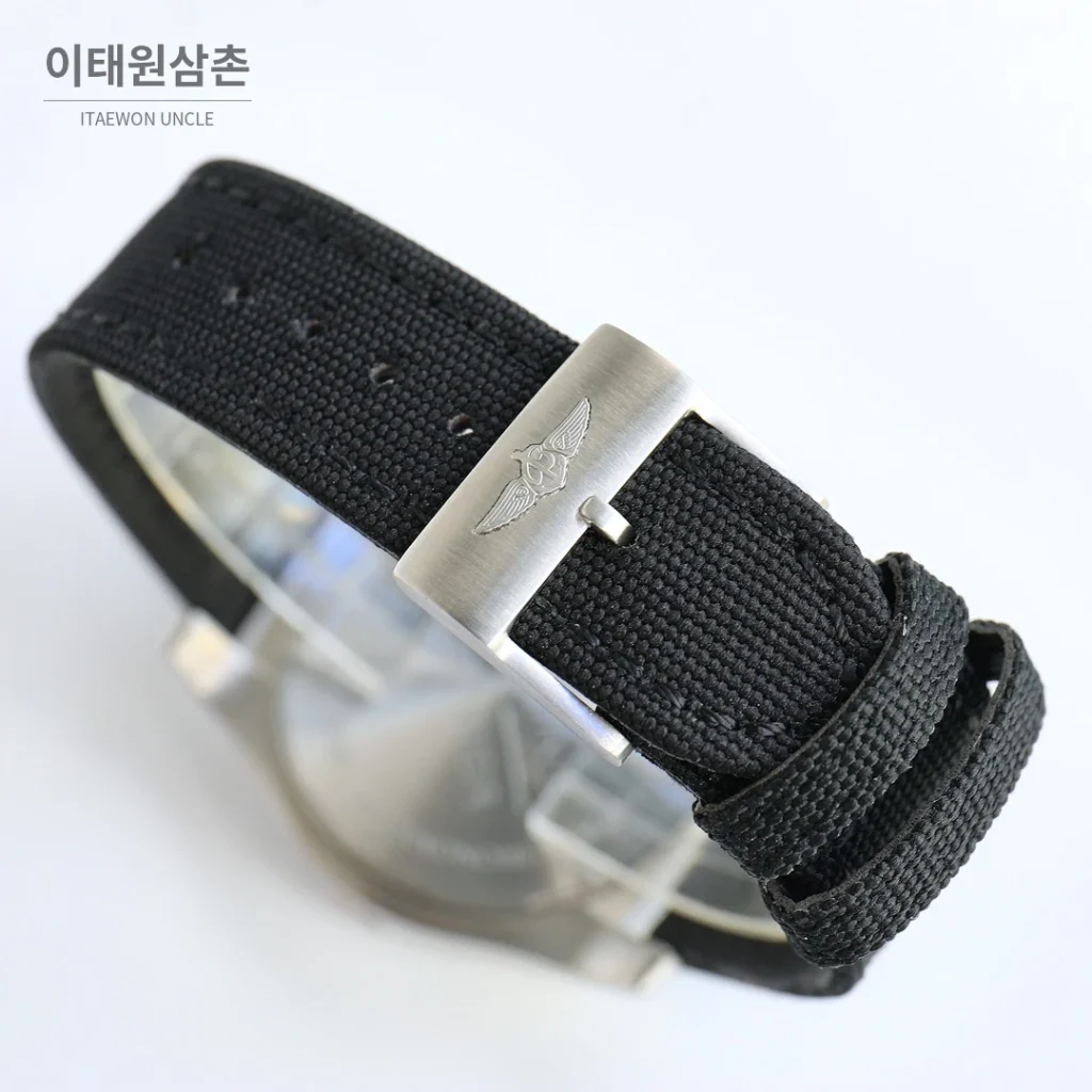 브라이틀링 어벤저 블랙버드 티타늄 오토매틱 44mm 블랙 다이얼 블랙 나일론 스트랩