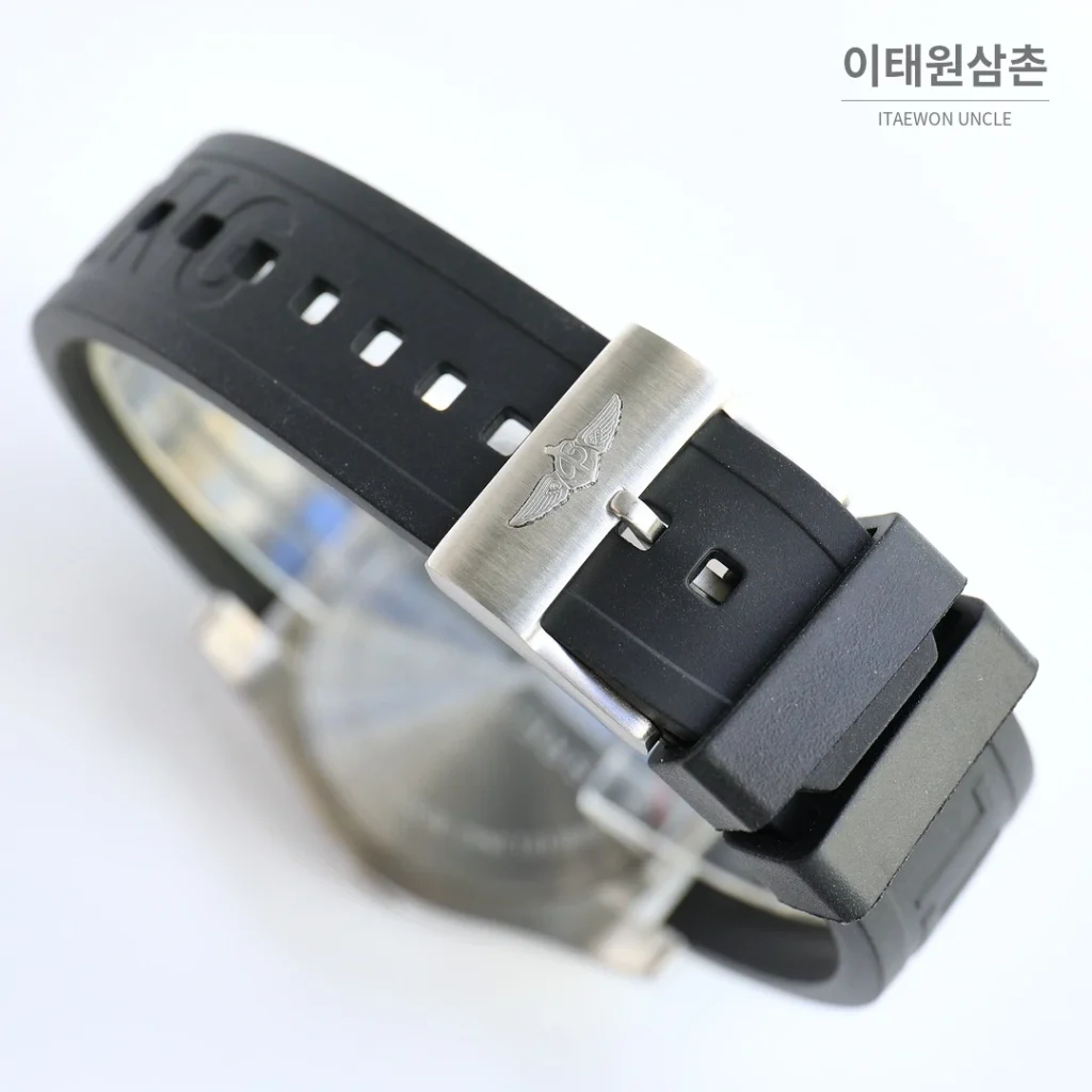 브라이틀링 어벤저 블랙버드 티타늄 오토매틱 44mm 화이트 다이얼 블랙 러버 스트랩