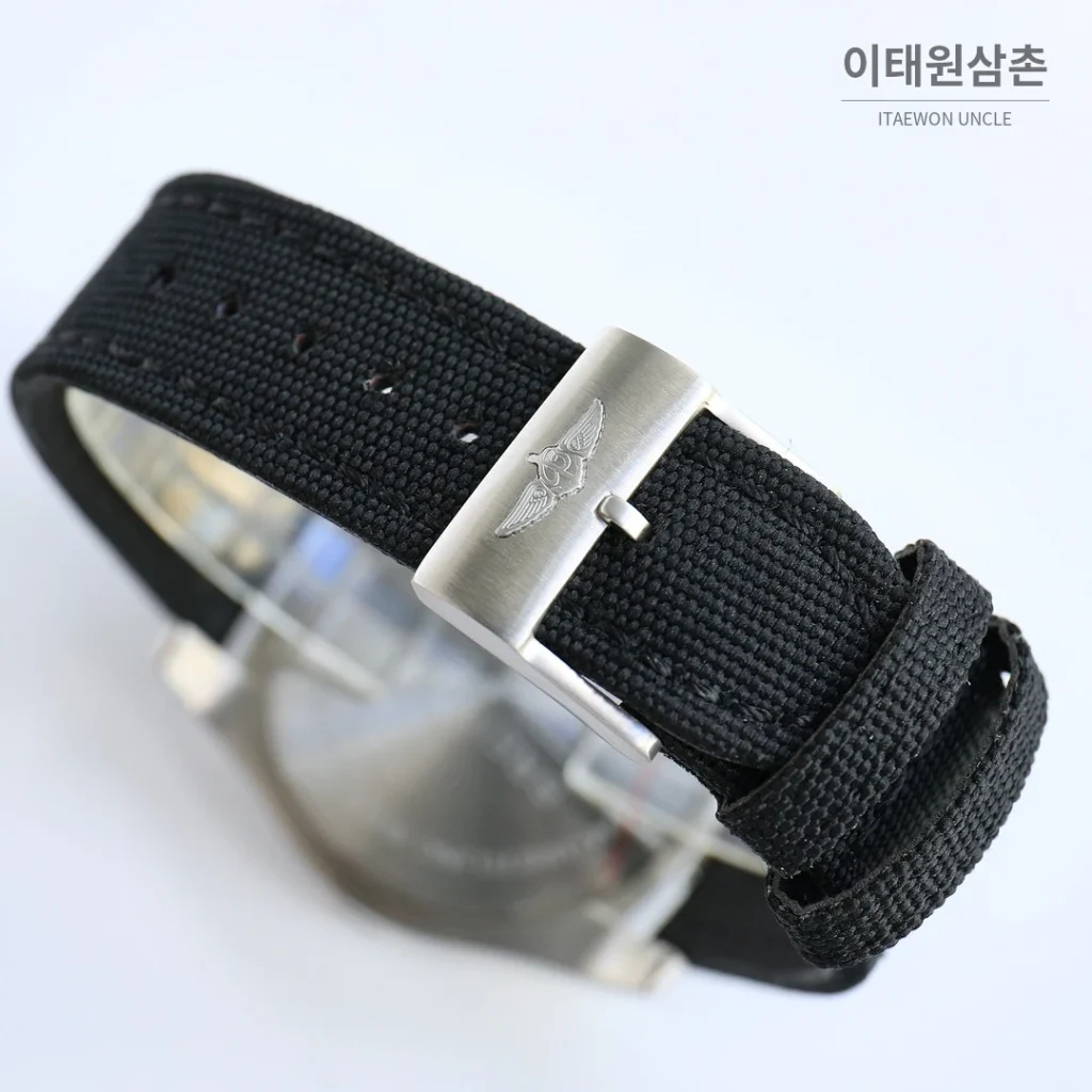 브라이틀링 어벤저 블랙버드 티타늄 오토매틱 44mm 옐로우 다이얼 블랙 나일론 스트랩