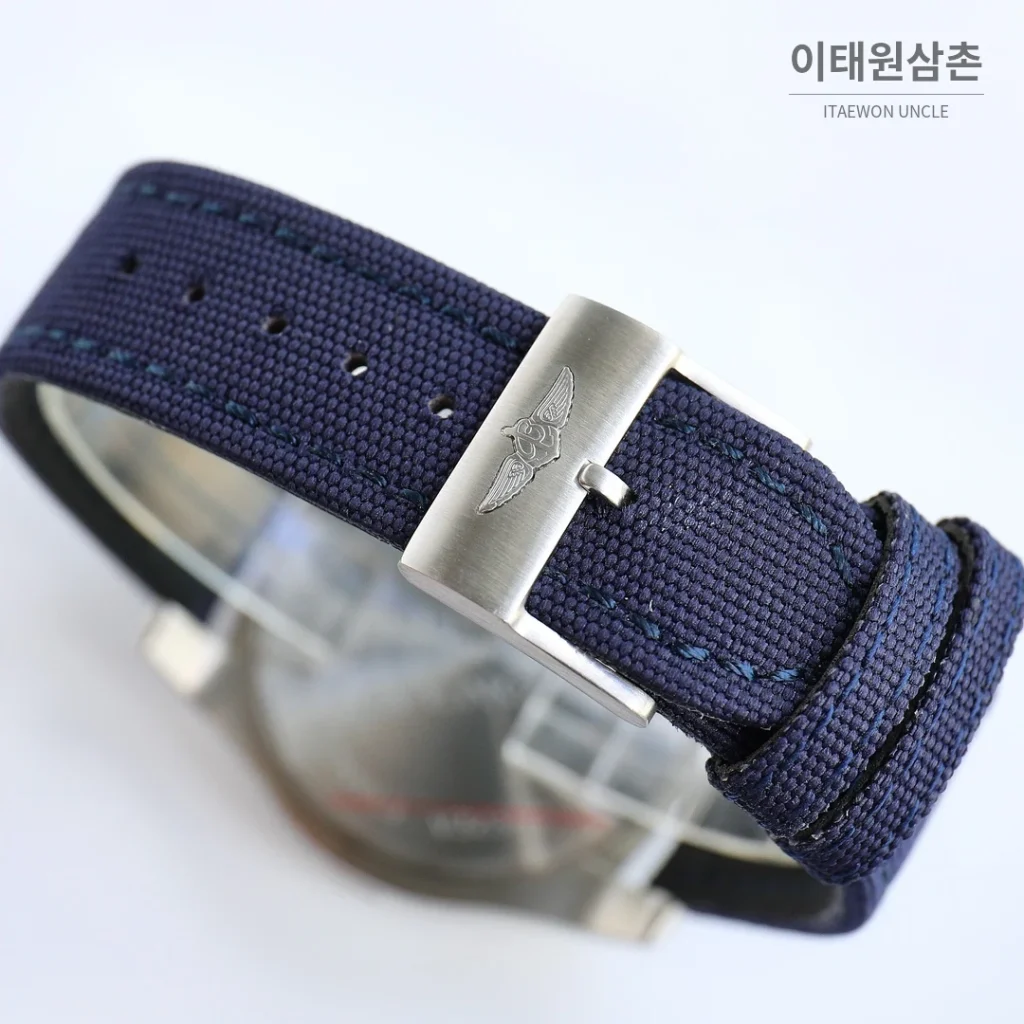 브라이틀링 어벤저 블랙버드 티타늄 오토매틱 44mm 블루 다이얼 네이비 나일론 스트랩
